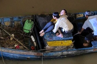 Người đàn ông lao xuống sông cứu phụ nữ rồi lặng lẽ rời đi