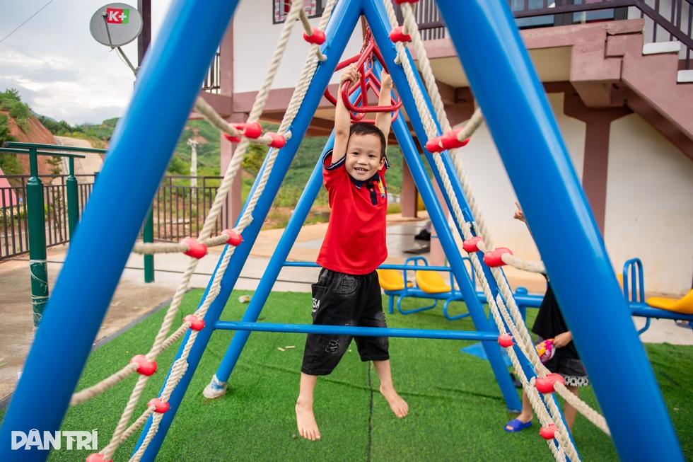 Làng Nủ sau bão: Từ nước mắt tang thương đến nụ cười hồi sinh - 5 Làng Nủ sau bão: Từ nước mắt tang thương đến nụ cười hồi sinh - 5