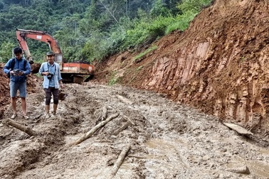 Cận cảnh những tuyến đường vẫn đang "tan nát" trước khi bão số 9 đổ bộ