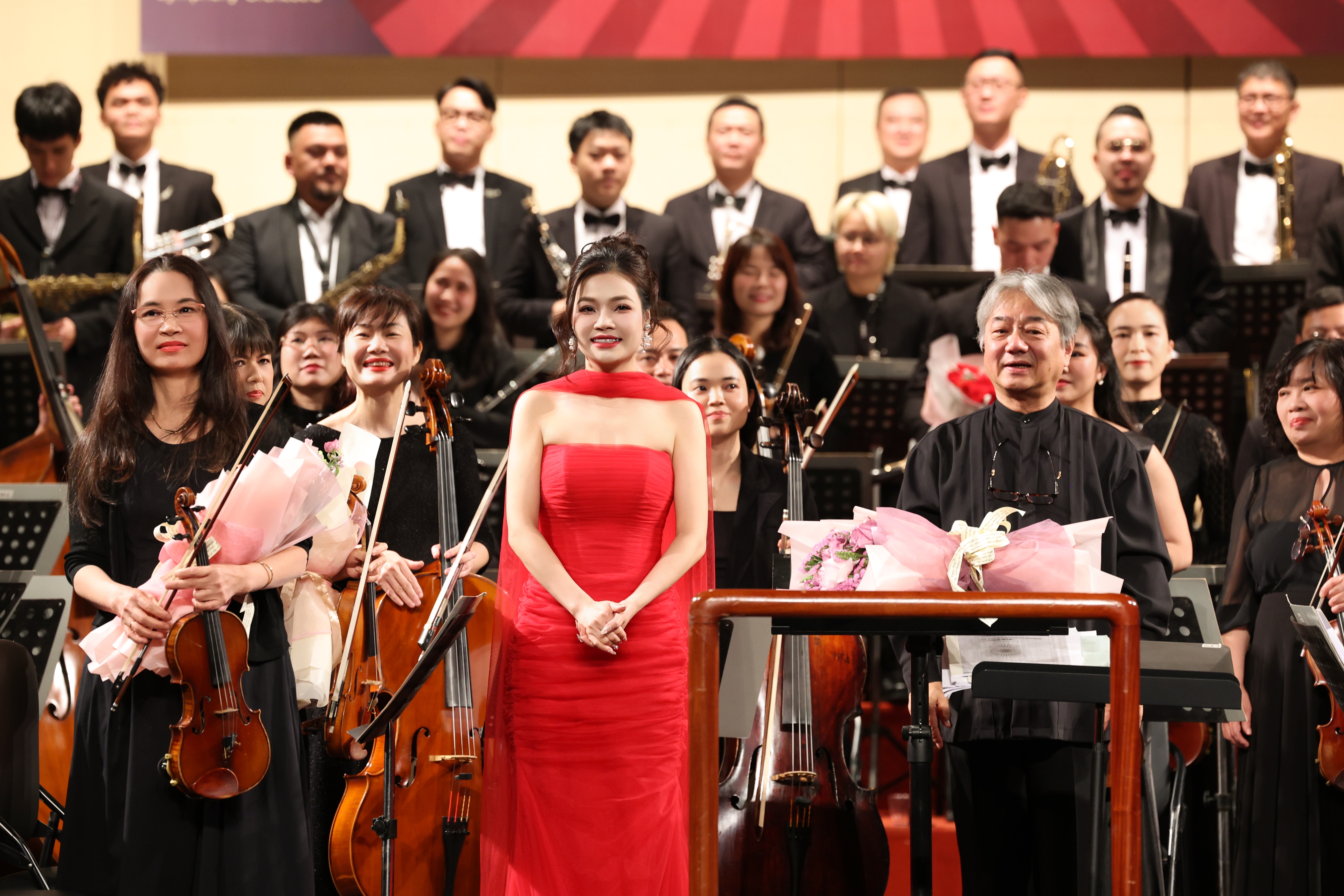 O artista de ópera Ha My se apresenta pela primeira vez com a Orquestra Sinfônica do Vietnã - 2 Nghệ sĩ opera Hà My lần đầu biểu diễn cùng Dàn nhạc Giao hưởng Việt Nam - 2