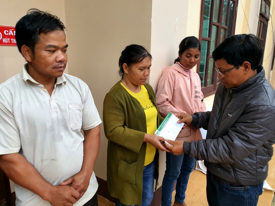 Phóng viên Dân trí cõng muối, gạo hỗ trợ dân tộc Cơ Tu bị lũ quét mất nhà - 4 Phóng viên Dân trí cõng muối, gạo hỗ trợ dân tộc Cơ Tu bị lũ quét mất nhà - 4
