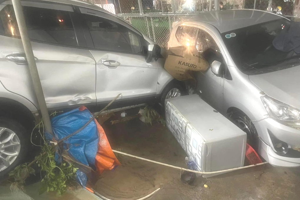 Đồng Nai: Mưa lớn khiến đường ngập sâu, nước cuốn trôi ô tô - 1 Đồng Nai: Mưa lớn khiến đường ngập sâu, nước cuốn trôi ô tô - 1