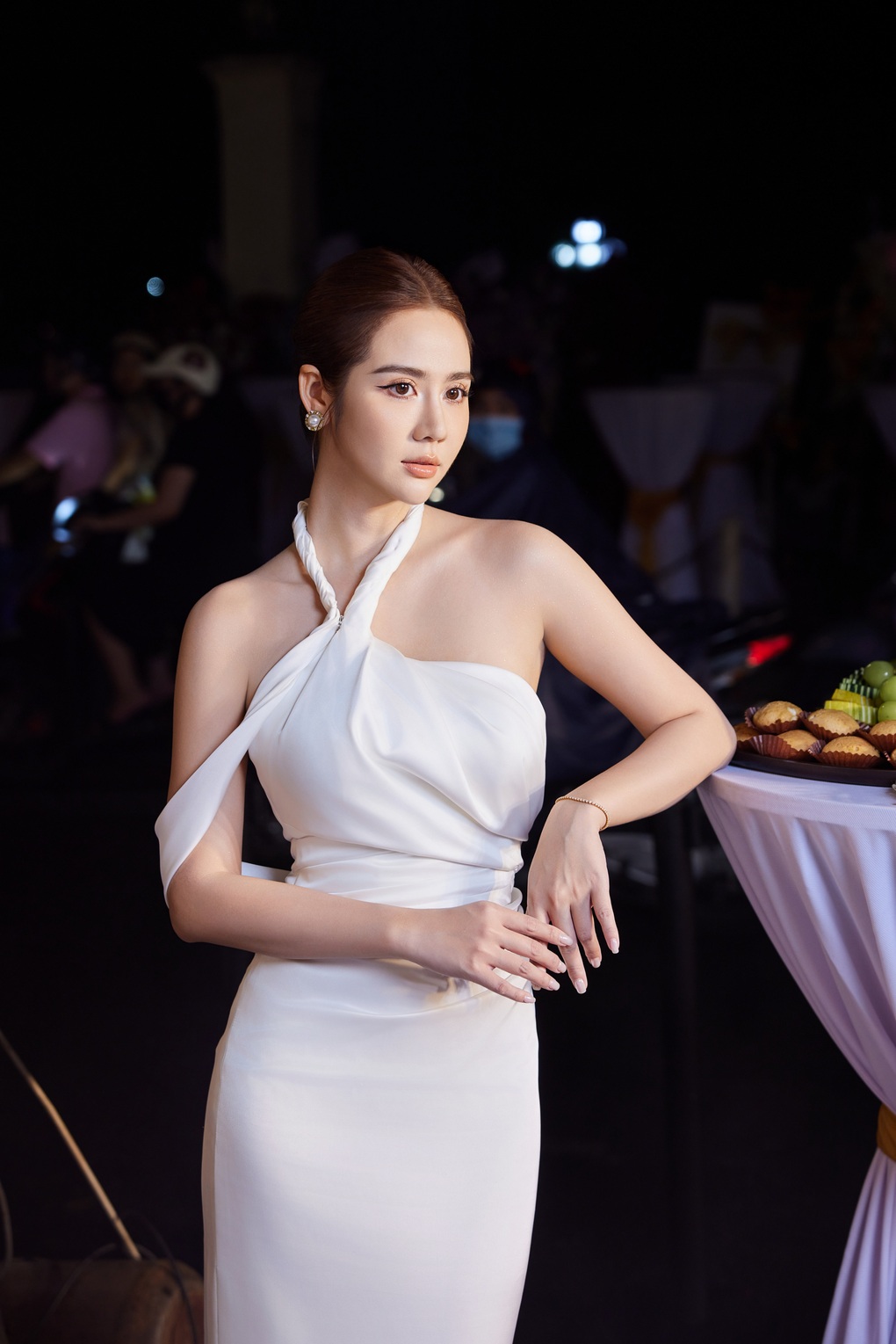 Huyền Lizzie gây chú ý với vóc dáng mảnh mai tại sự kiện của John Kim - 2 Huyền Lizzie gây chú ý với vóc dáng mảnh mai tại sự kiện của John Kim - 2