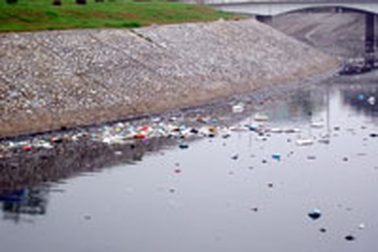 Sông Tô Lịch ngập rác thải sau Tết