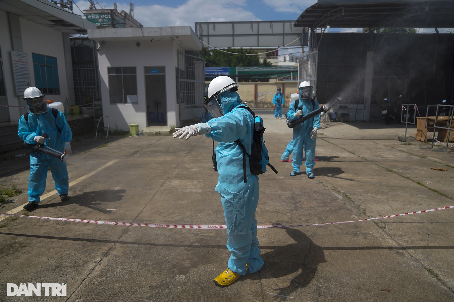 Thiếu niên 15 tuổi tình nguyện tham gia đội khử khuẩn đường phố ở Sài Gòn - 12