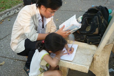 Thầy giáo trong công viên