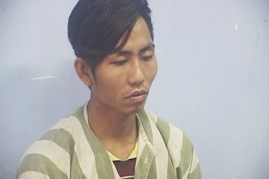 Nấp trong xe, chờ chủ xe về dùng dao khống chế cướp tài sản