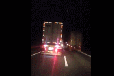 Clip “hai xe tải chạy song song chặn đường xe cứu thương” khiến nhiều người bất bình