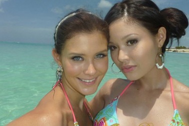 Người đẹp Nga và Singapore kết thân sau cuộc thi HHHV