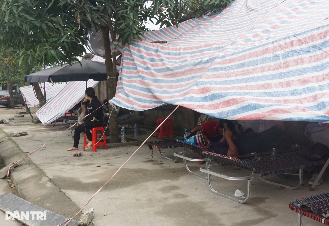 Khốn khổ cảnh ăn đường, ngủ lán của người nhà F0 nặng, có bệnh nền - 1 Khốn khổ cảnh ăn đường, ngủ lán của người nhà F0 nặng, có bệnh nền - 1