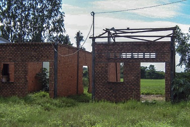 Nhà vượt lũ: Dân chưa vào ở, bán lại nền nhà để kiếm lời