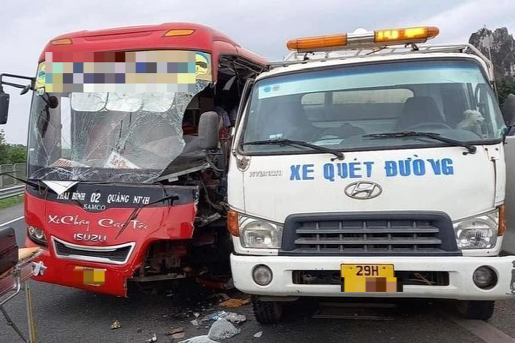 Xe khách va chạm xe quét đường, 1 người chết, 5 người bị thương - 1 Xe khách va chạm xe quét đường, 1 người chết, 5 người bị thương - 1