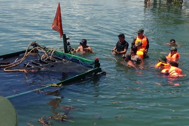 Tàu câu mực đâm chìm tàu du lịch ở Cửa Đại