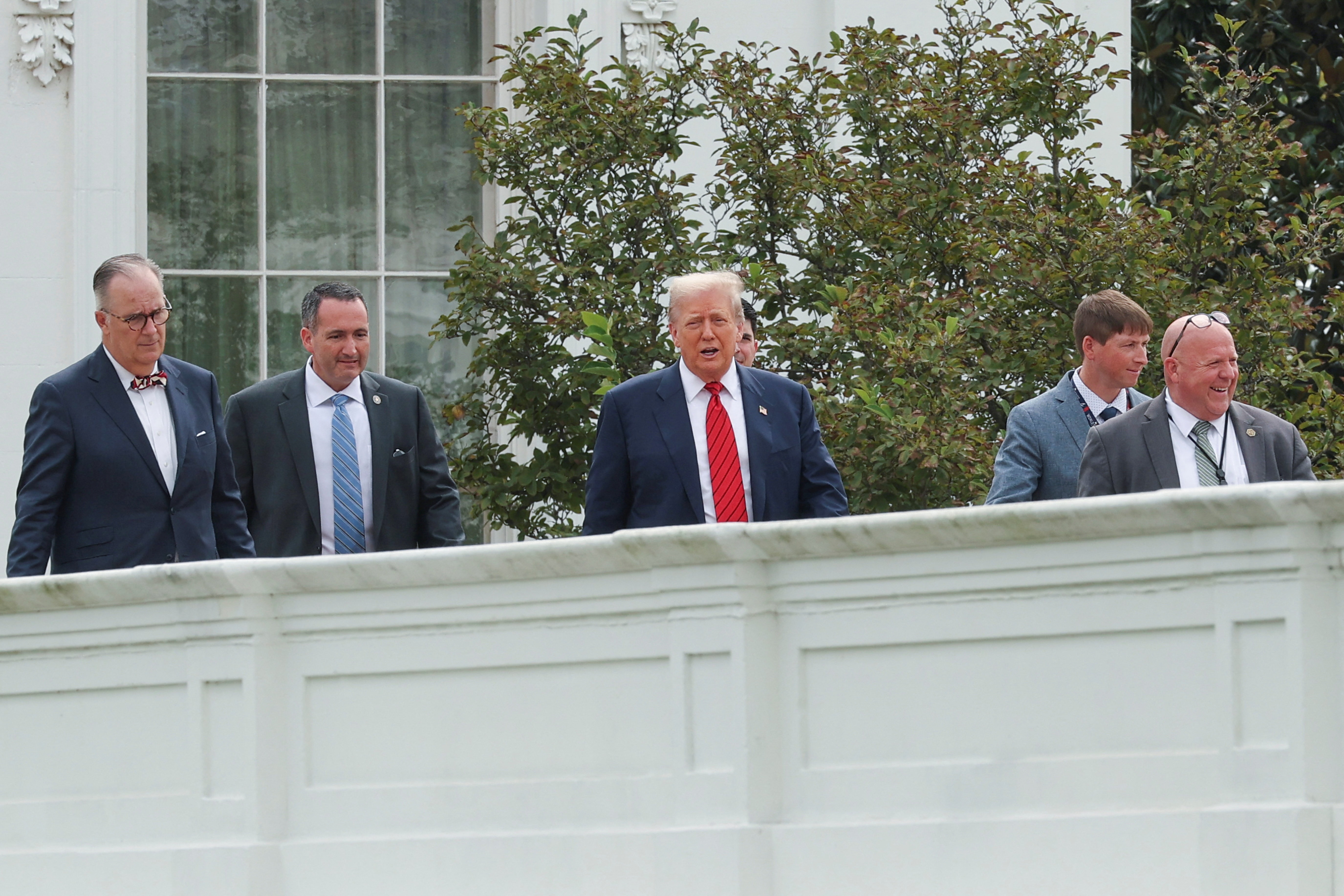 Tổng thống Trump đi dạo trên nóc Nhà Trắng - 1