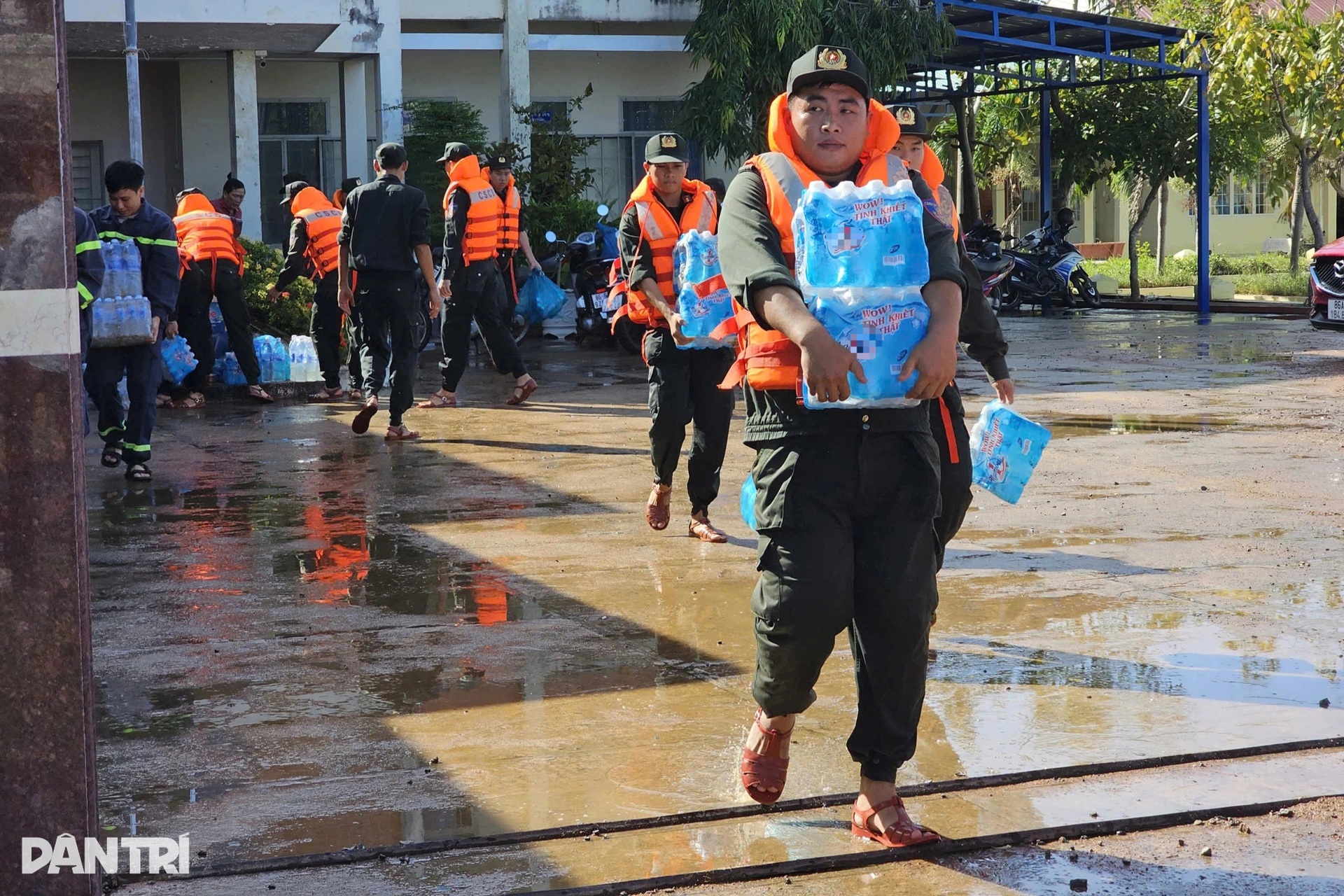 Chạy lũ về thấy nhà cửa tan hoang, tôi như muốn xỉu - 1