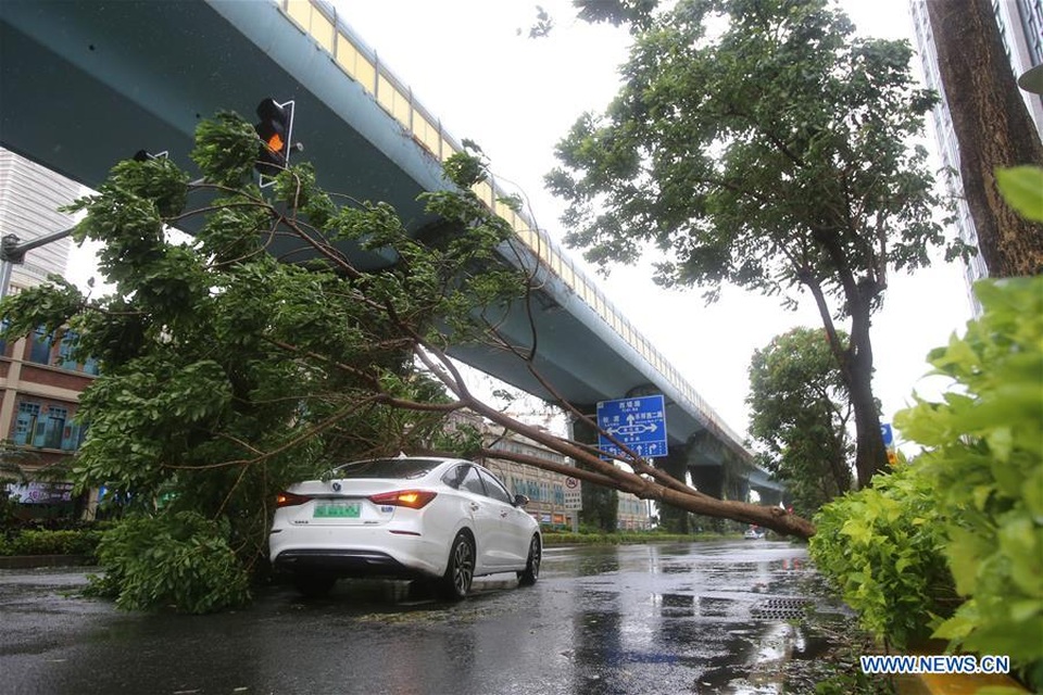 Khoảnh khắc bão Mekkhala “xé toạc” nhà máy ở Trung Quốc - 2 Khoảnh khắc bão Mekkhala “xé toạc” nhà máy ở Trung Quốc - 2