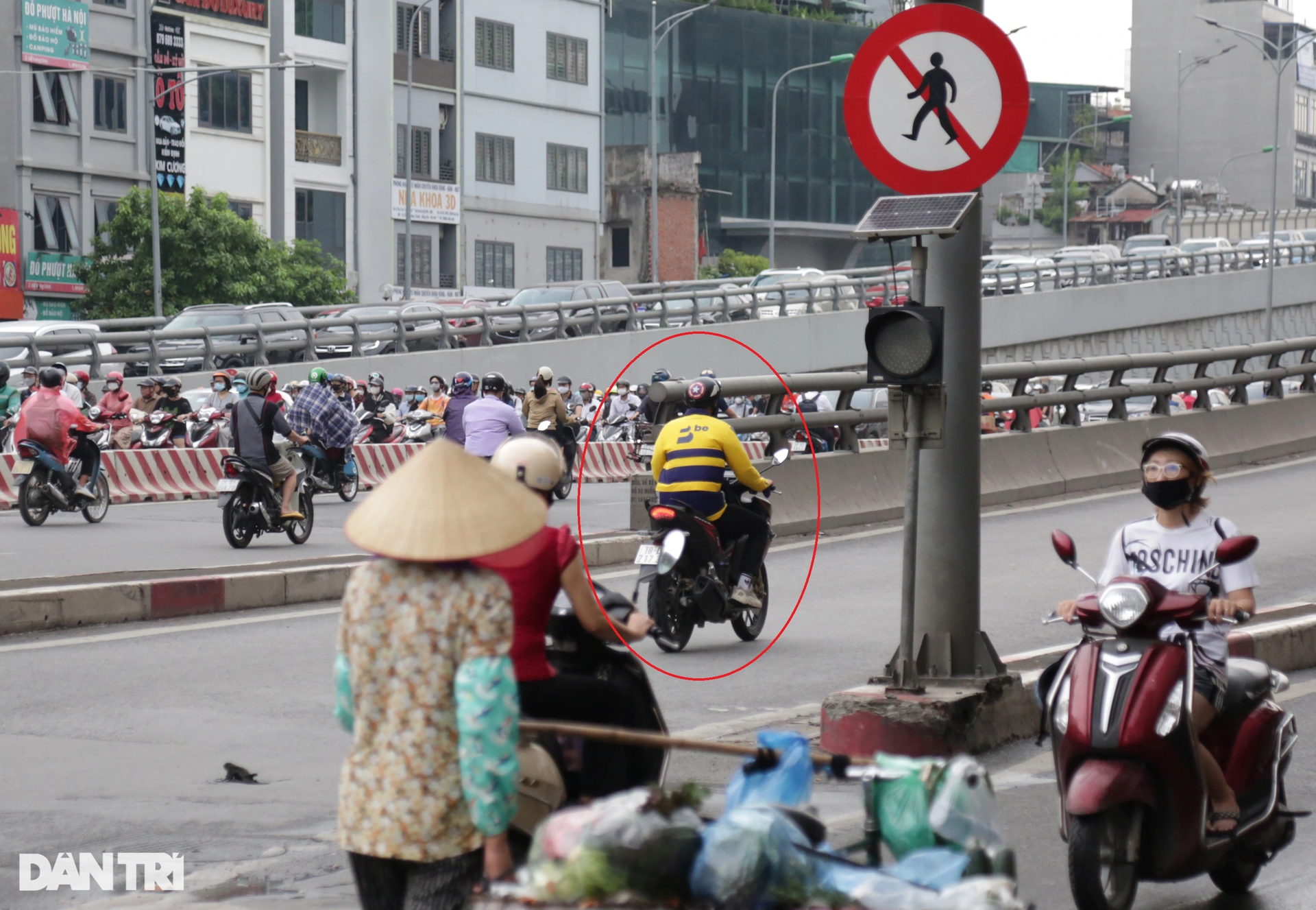 Hà Nội: CSGT xử lý hàng loạt xe máy đi vào đường Vành đai 2 trên cao - 10