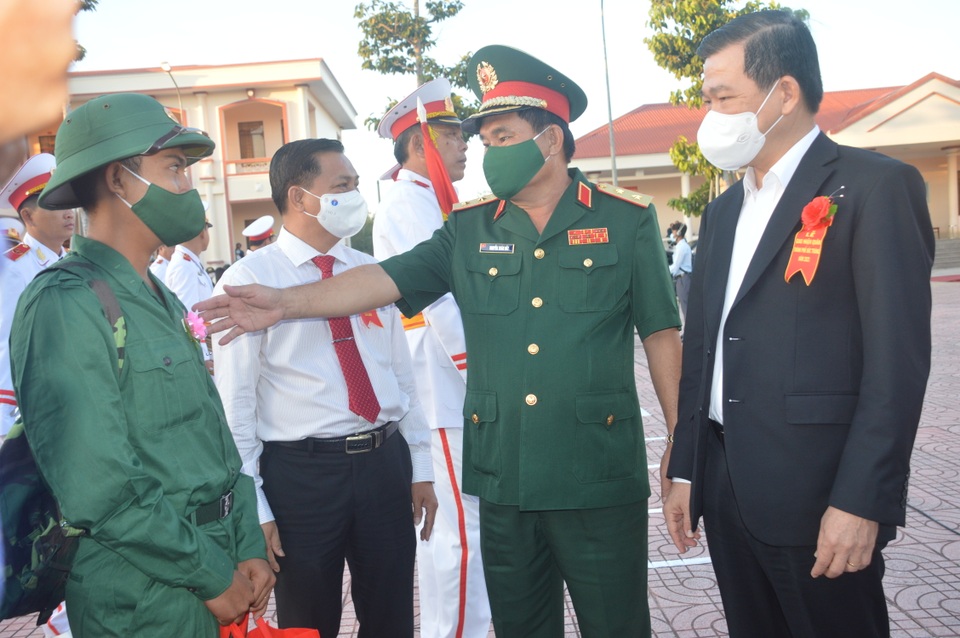 Hàng ngàn thanh niên hăng hái lên đường nhập ngũ - 5 Hàng ngàn thanh niên hăng hái lên đường nhập ngũ - 5