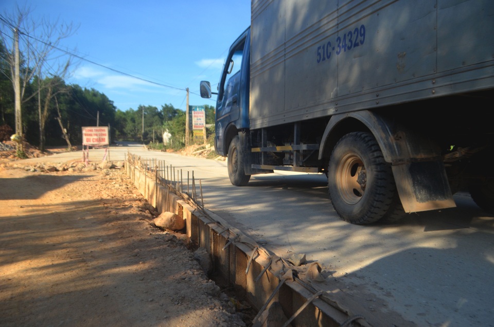 Hàng trăm thanh sắt cắm ngược như chông “bẫy” người đi đường - 6 Hàng trăm thanh sắt cắm ngược như chông “bẫy” người đi đường - 6