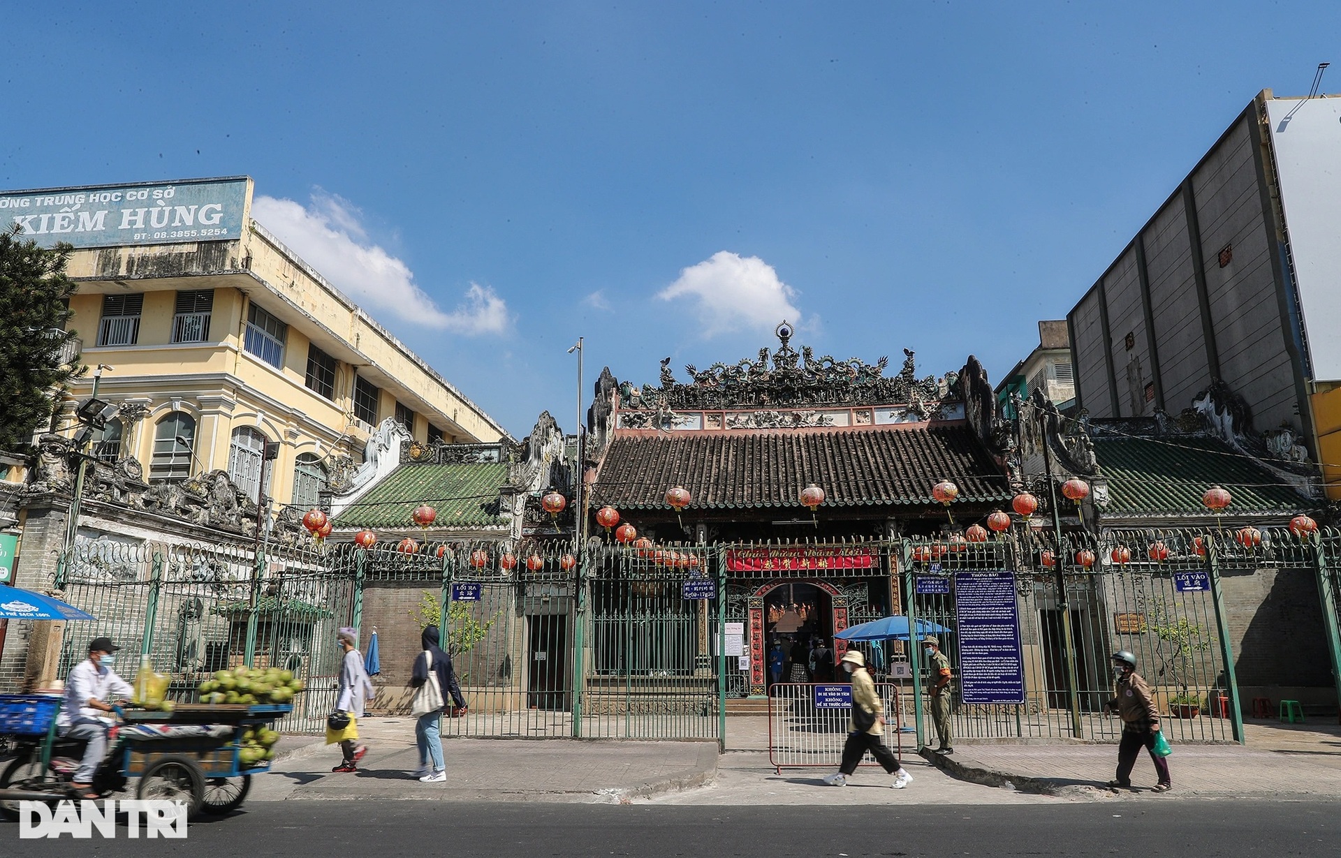 Ngắm vẻ đẹp cổ kính ngôi chùa hơn 250 tuổi của người Hoa tại TPHCM - 1