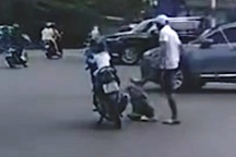 Bé trai bị đánh giữa đường ở Hà Nội