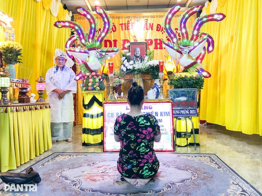 Tang lễ diễn viên Bỗng dưng muốn khóc: Bất ngờ xuất hiện người con thứ 6 - 4 Tang lễ diễn viên Bỗng dưng muốn khóc: Bất ngờ xuất hiện người con thứ 6 - 4