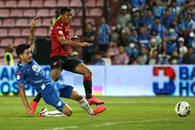 Đặng Văn Lâm lại dự bị trong ngày Muangthong United thắng trận