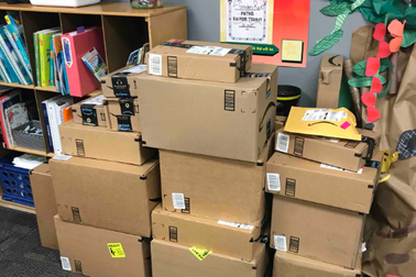 "Mạnh thường quân" ra tay giải quyết vấn nạn thiếu đồ dùng học tập tại Mỹ