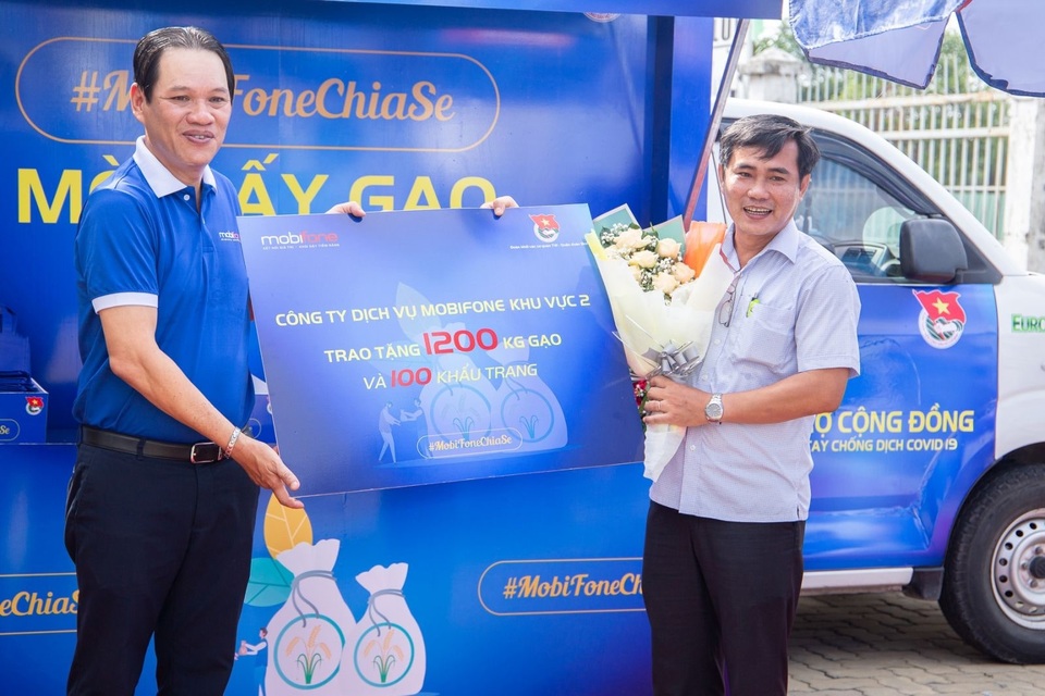 Mobifone tổ chức atm gạo lưu động, tặng gói cước tại TP.HCM - 1 Mobifone tổ chức atm gạo lưu động, tặng gói cước tại TP.HCM - 1
