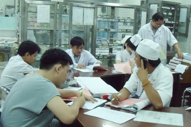 Một nam điều dưỡng suýt bị cựu bệnh nhân thiêu sống