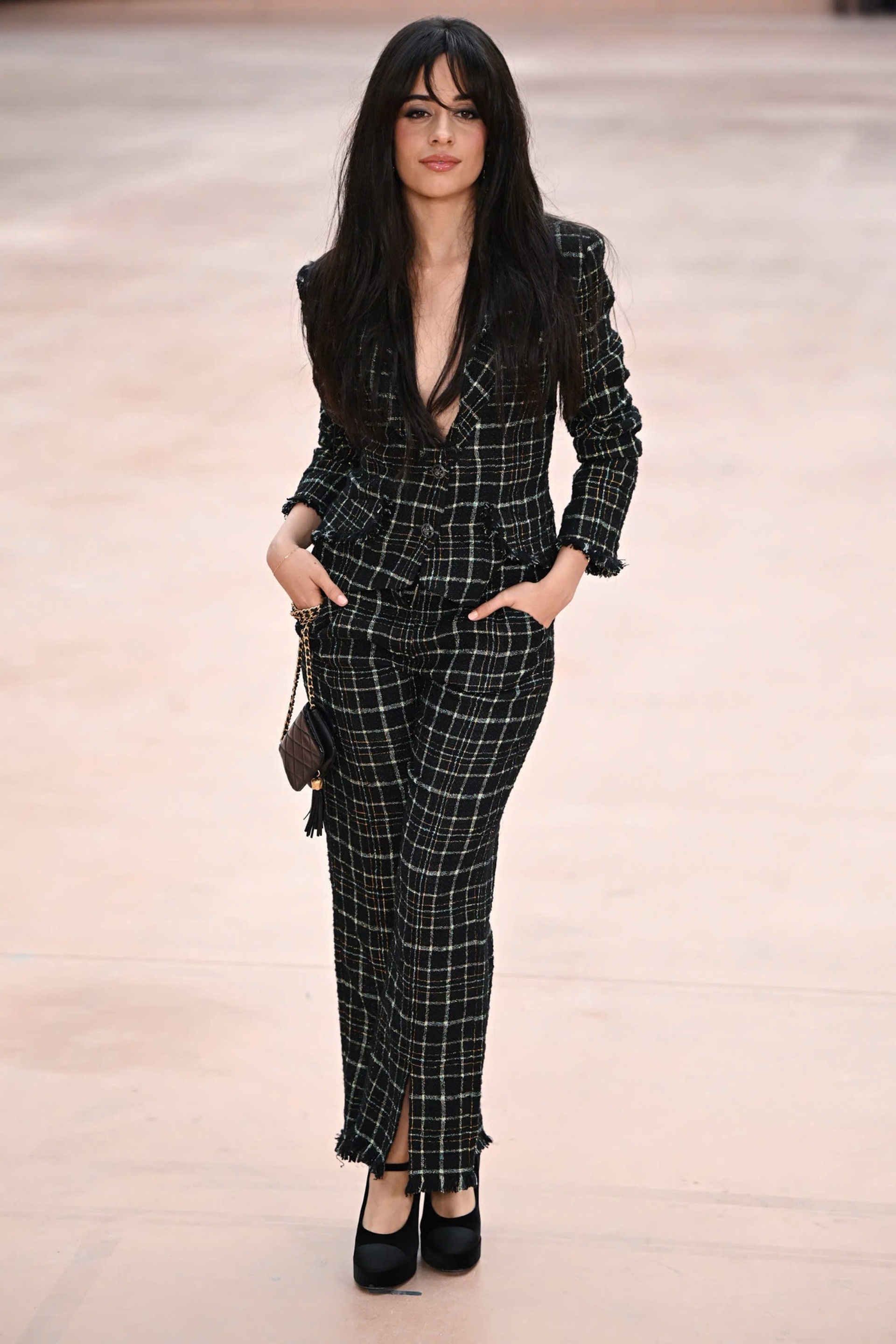 Quen bạn trai tỷ phú USD, ca sĩ Camila Cabello thăng hạng gu thời trang - 7