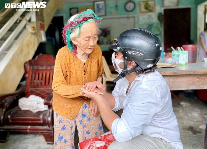 Wandi nhớ lại, sang Việt Nam được 4 tháng, địa phương nơi vợ chồng anh cư trú bùng phát dịch COVID-19. Phố xá nhộn nhịp, đông đúc du khách của những ngày trước đó bỗng dưng vắng lặng. Trí nói với tôi, tình hình dịch bệnh rất căng thẳng, nhiều người đang gặp khó khăn và cần được giúp đỡ. Không do dự, vợ chồng tôi đồng ý góp tiền cùng nhóm của Trí mua gạo, mì gói và nhiều thứ khác rồi đến tận nhà trao cho người nghèo. Đó là chương trình có ích đầu tiên, gia đình tôi thực hiện ở đất nước của các bạn, Wandi cho hay.