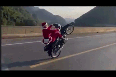 Bắt tạm giam "ông già Noel" bốc đầu xe máy ở Thái Nguyên