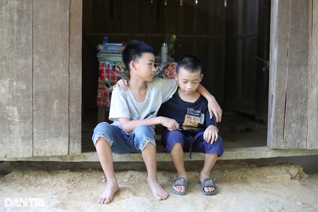 Lời khẩn cầu của 2 đứa trẻ bị mẹ bỏ rơi, bố nguy kịch vì tai nạn - 1 Lời khẩn cầu của 2 đứa trẻ bị mẹ bỏ rơi, bố nguy kịch vì tai nạn - 1