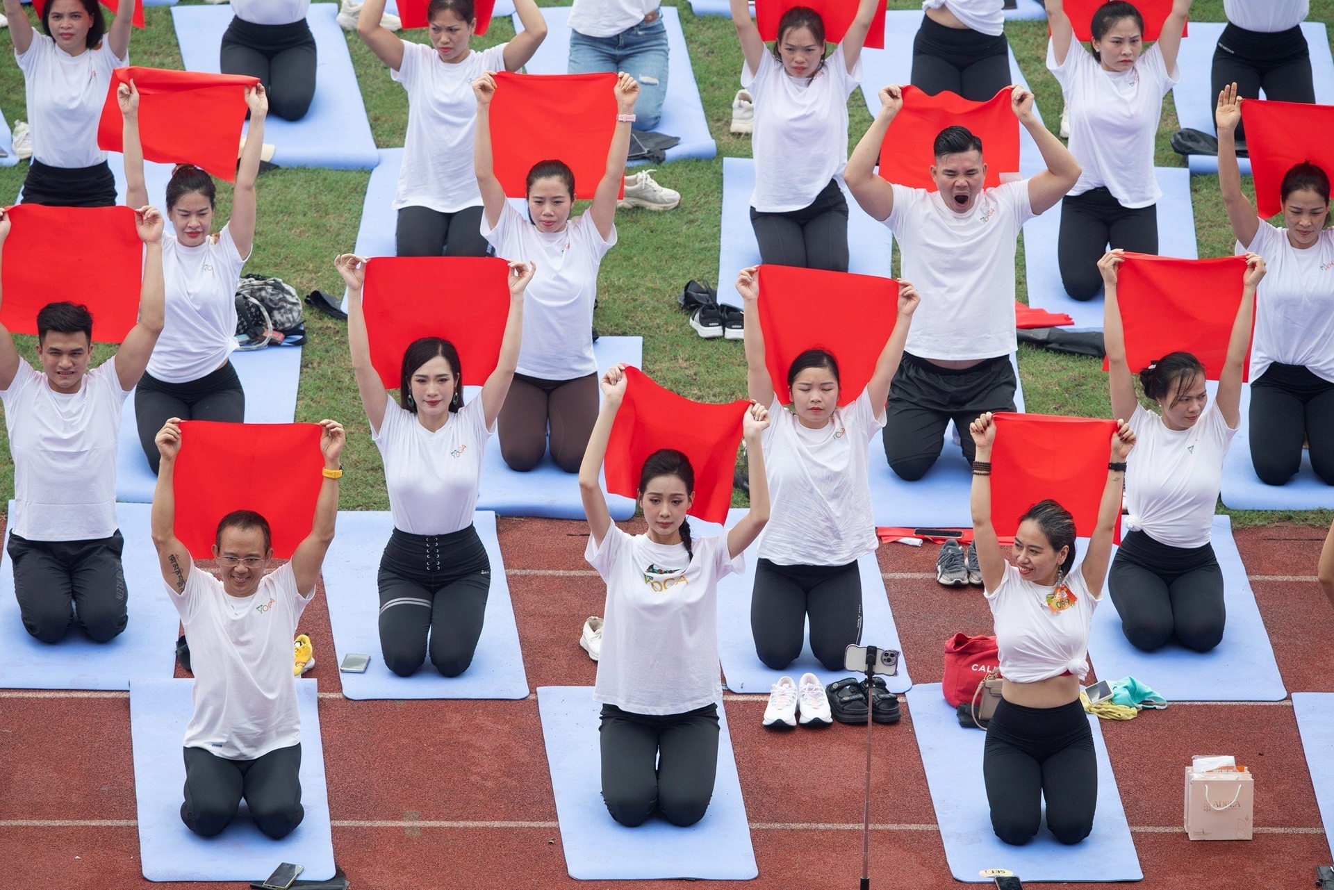 Dàn hoa hậu, á hậu khoe dáng xinh tươi tại Ngày hội yoga Dân trí - 16 Dàn hoa hậu, á hậu khoe dáng xinh tươi tại Ngày hội yoga Dân trí - 16