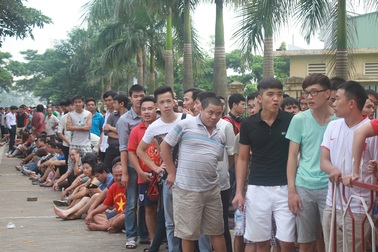 Người hâm mộ đội mưa xếp hàng mua vé xem U19 Việt Nam