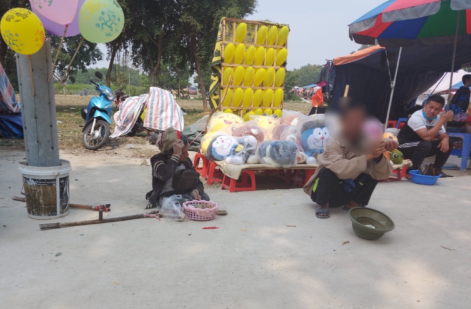 Nhếch nhác cảnh ăn xin nằm la liệt ở lễ hội Phủ Na - 4 Nhếch nhác cảnh ăn xin nằm la liệt ở lễ hội Phủ Na - 4