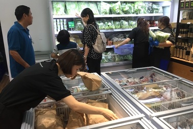 Dân thành phố “mê mẩn” với tôm đất sinh thái sống trong rừng đước