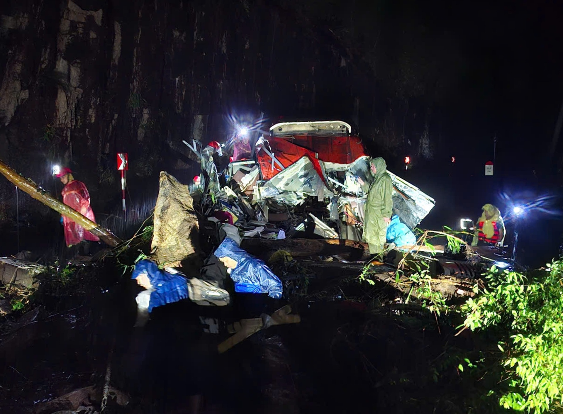 Hiện trường vụ đá lăn đè xe khách ở Khánh Hòa khiến 6 người tử vong - 2 Hiện trường vụ đá lăn đè xe khách ở Khánh Hòa khiến 6 người tử vong - 2