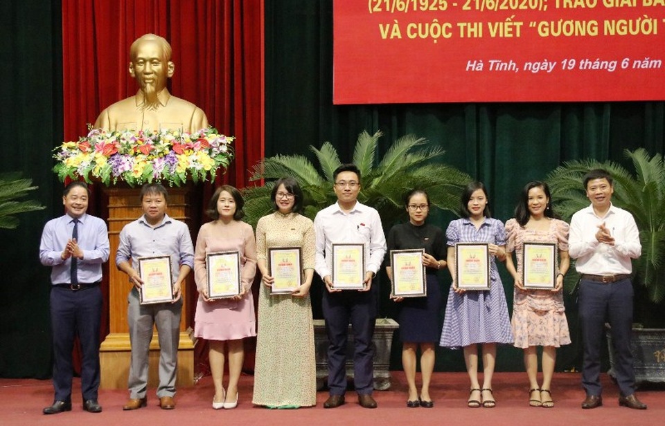 Phóng viên Dân trí đoạt nhiều giải báo chí tại Hà Tĩnh - 4 Phóng viên Dân trí đoạt nhiều giải báo chí tại Hà Tĩnh - 4