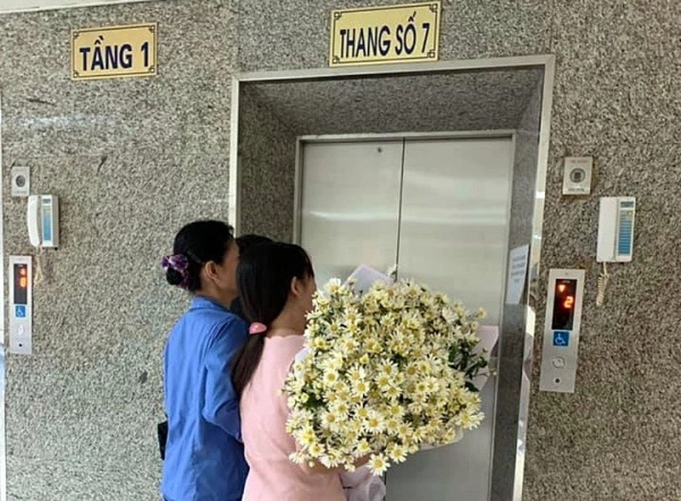 Người mẹ trẻ ôm bó cúc trắng đón con về sau khi đã hiến tặng mô tạng - 2 Người mẹ trẻ ôm bó cúc trắng đón con về sau khi đã hiến tặng mô tạng - 2