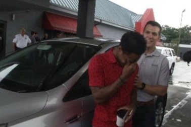 Chàng sinh viên được sếp tặng xe hơi vì đi bộ 32km đi làm