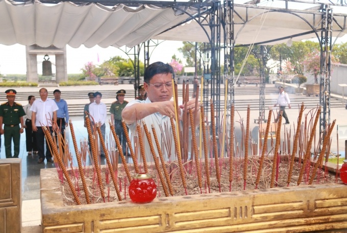 Ông Nguyễn Thanh Bình - Phó Chủ tịch UBND tỉnh Thừa Thiên Huế dâng hương tại Nghĩa trang Liệt sĩ Đường 9