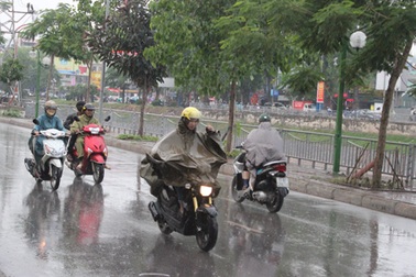 Miền Bắc tiếp tục mưa rào, miền Trung nắng nóng trên 38 độ C