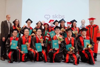 Trường y lớn bị chấm dứt chương trình đào tạo quốc tế, sinh viên sẽ ra sao?
