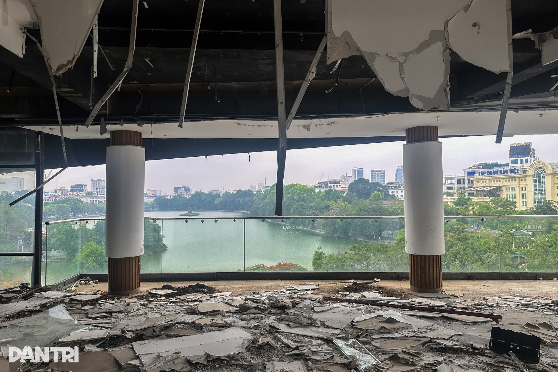 Cảnh tan hoang bên trong tòa nhà Hàm cá mập - 7