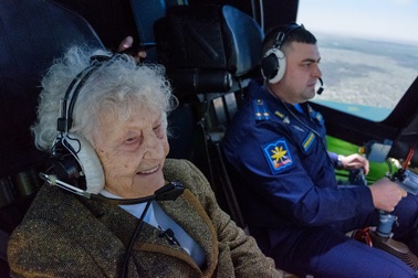 "Cụ bà thép" 99 tuổi nhào lộn tiêm kích mô phỏng Su-34