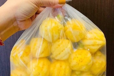 TPHCM: Dân sành ăn "đổ xô" mua dứa mini Thái giá cao