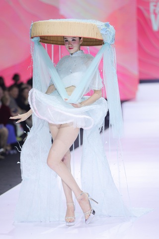 Á hậu Trái đất Trịnh Mỹ Anh gây “choáng” khi khoe vòng 3 trên sàn catwalk - 1