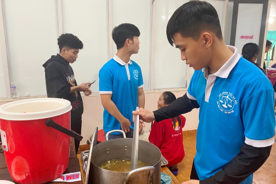 Người lao động nghèo, sinh viên xa nhà ấm lòng với Quán cơm 5000 - 4 Người lao động nghèo, sinh viên xa nhà ấm lòng với Quán cơm 5000 - 4